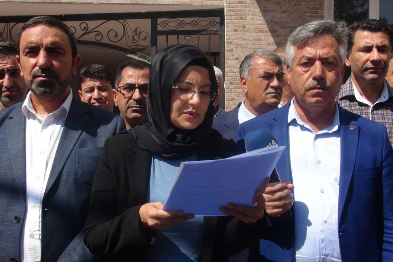 Cuma çıkışında oturma eylemi yapan annelere destek Cuma çıkışında oturma eylemi yapan annelere destek